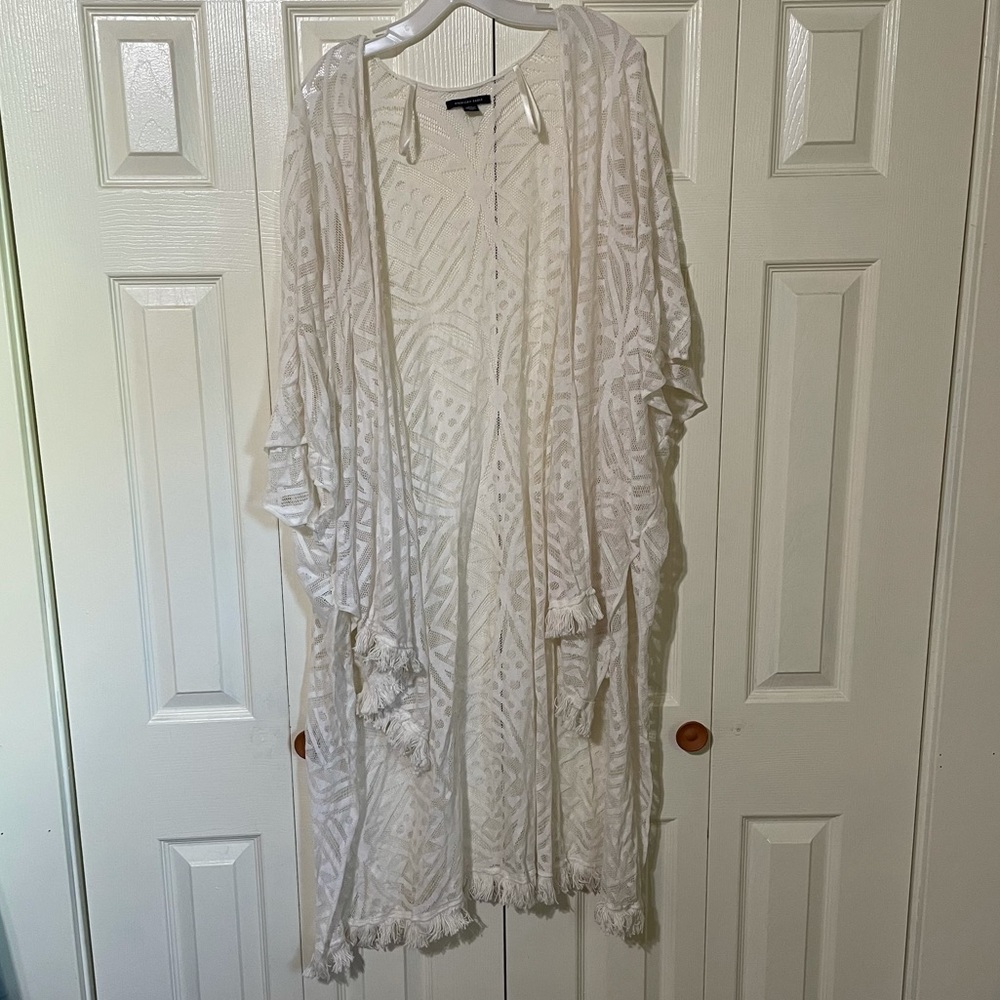 American Eagle white shawl, wrap